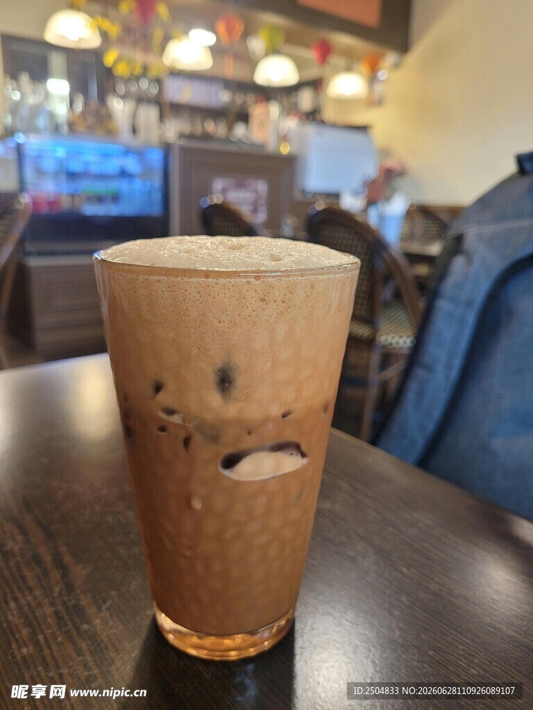 店内桌上的一杯冰咖啡