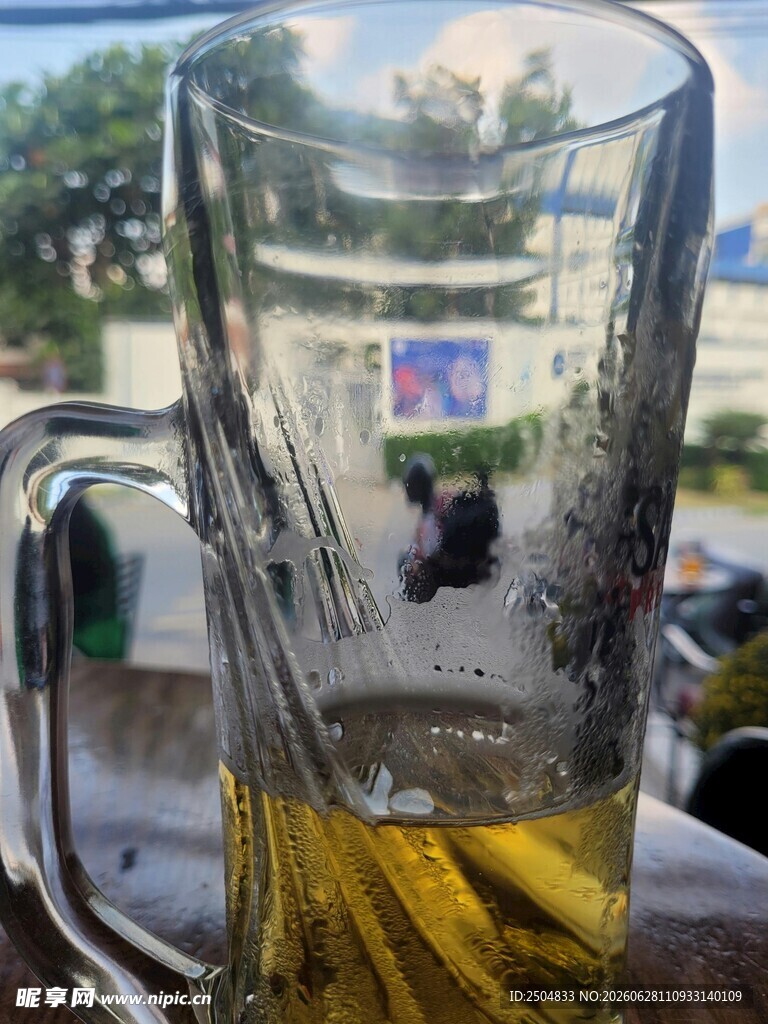 玻璃杯中盛有黄色液体