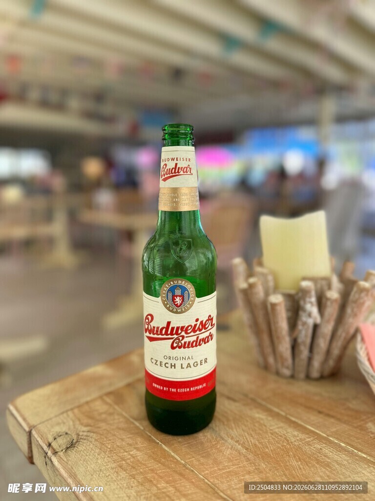 木桌上的绿瓶啤酒