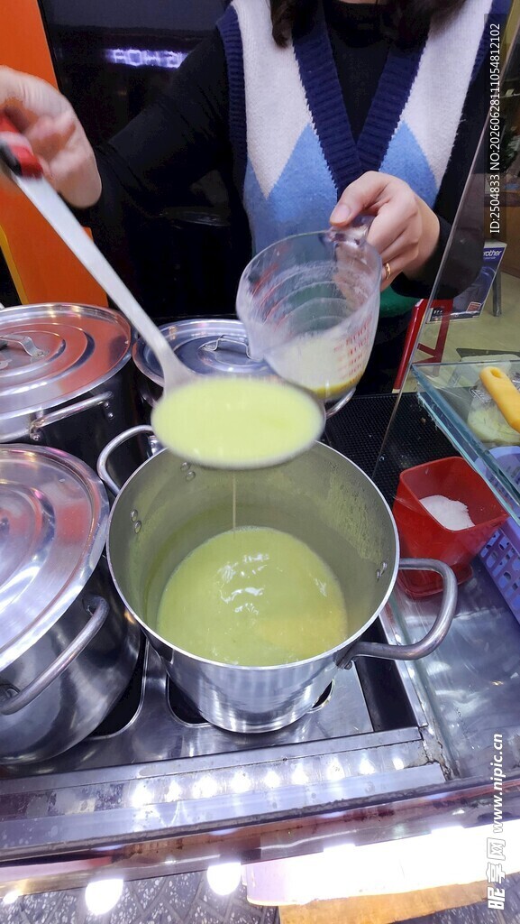 现场制作抹茶饮品