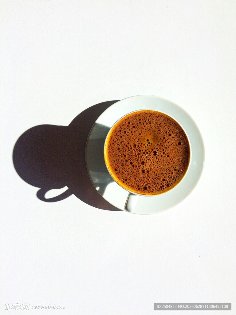 咖啡杯与猫影的温馨画面