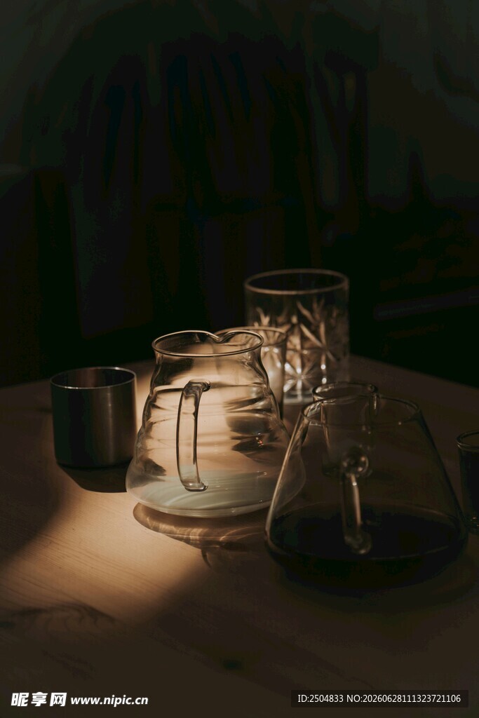暖光下的玻璃器皿组合