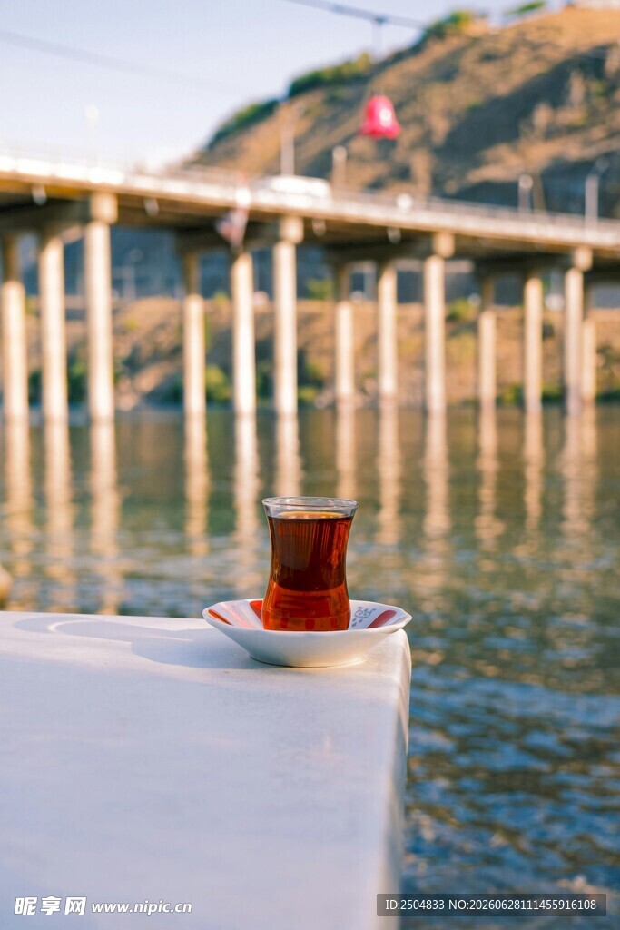 桥 杯子 河水 山 景致 户外