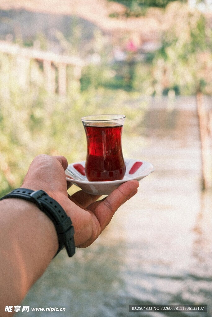 手托土耳其红茶杯赏景