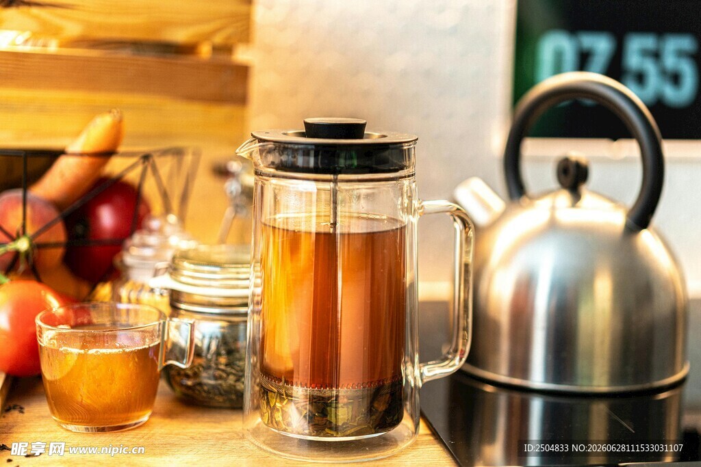 厨房中的煮茶器具与水果