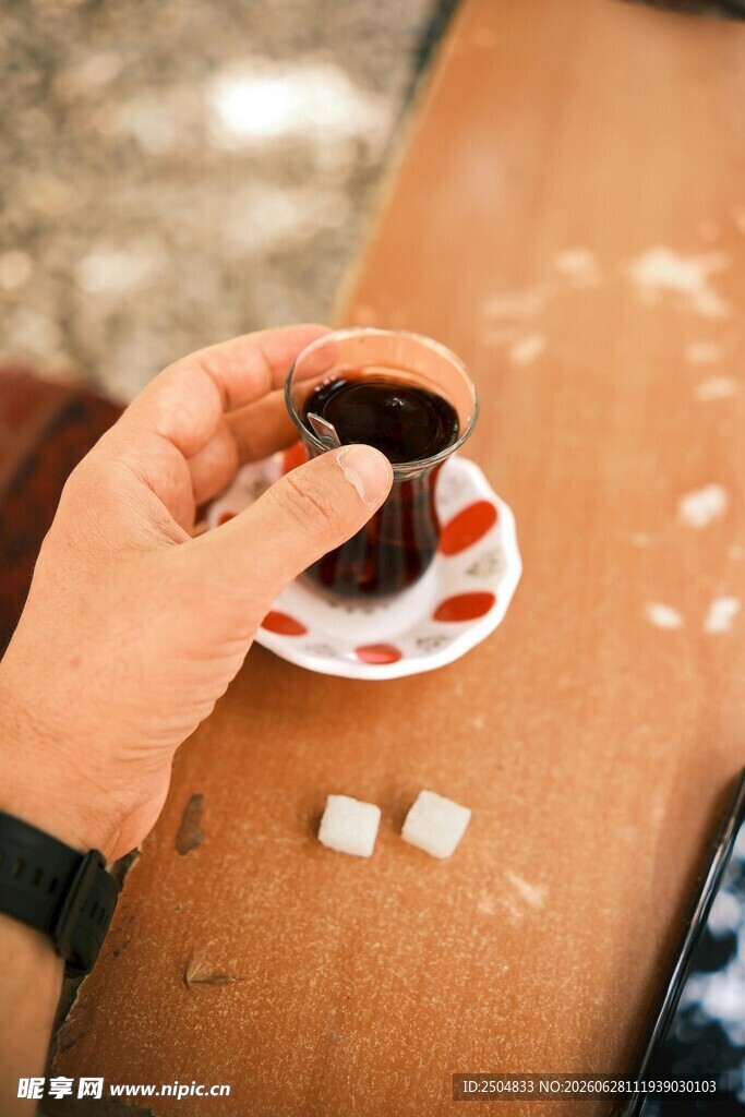 手捧一杯浓郁土耳其咖啡