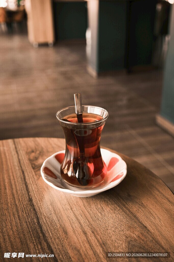 木桌上的一杯香醇土耳其茶