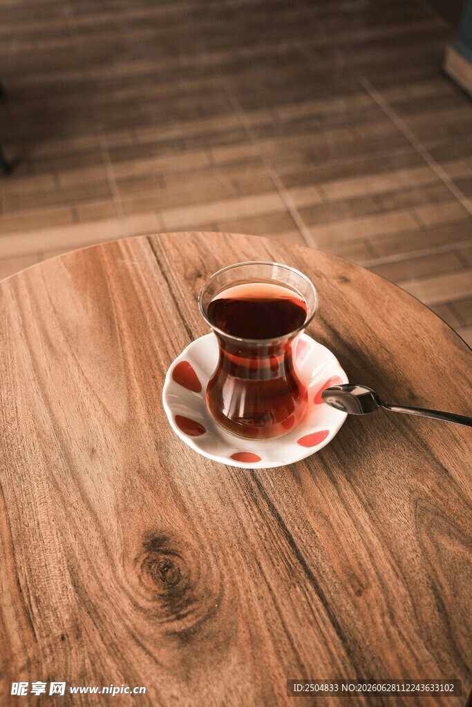 木质桌面上的一杯热茶