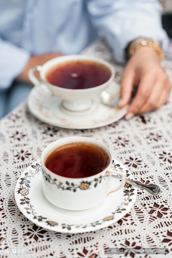 精致茶具中的两杯热茶