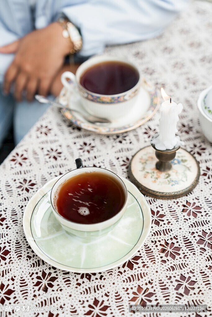 精致茶具中的两杯热茶