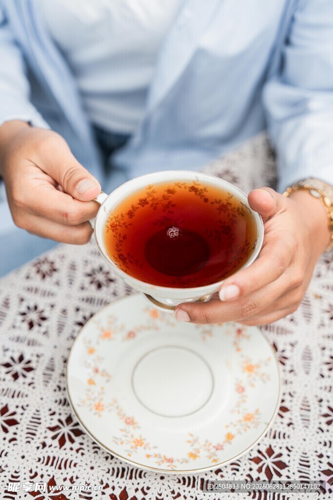 双手捧起一杯醇香红茶
