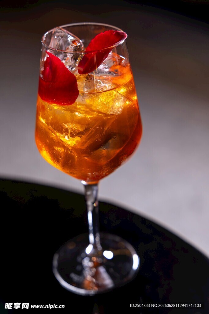 草莓点缀的冰爽鸡尾酒