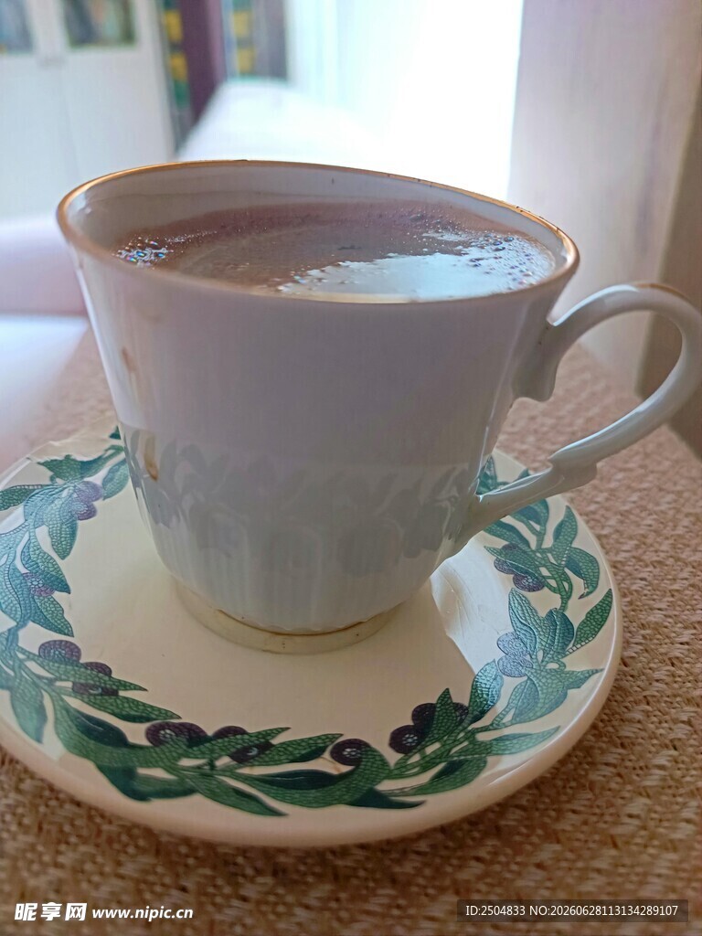 复古花纹杯中的热饮