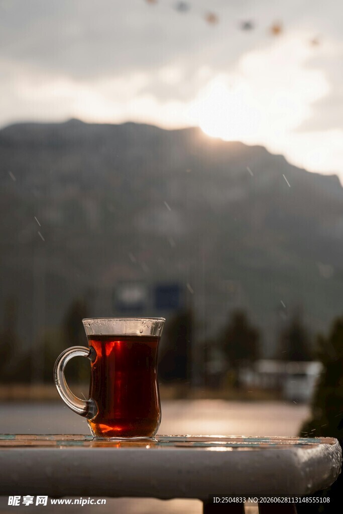 夕阳下的杯中热茶