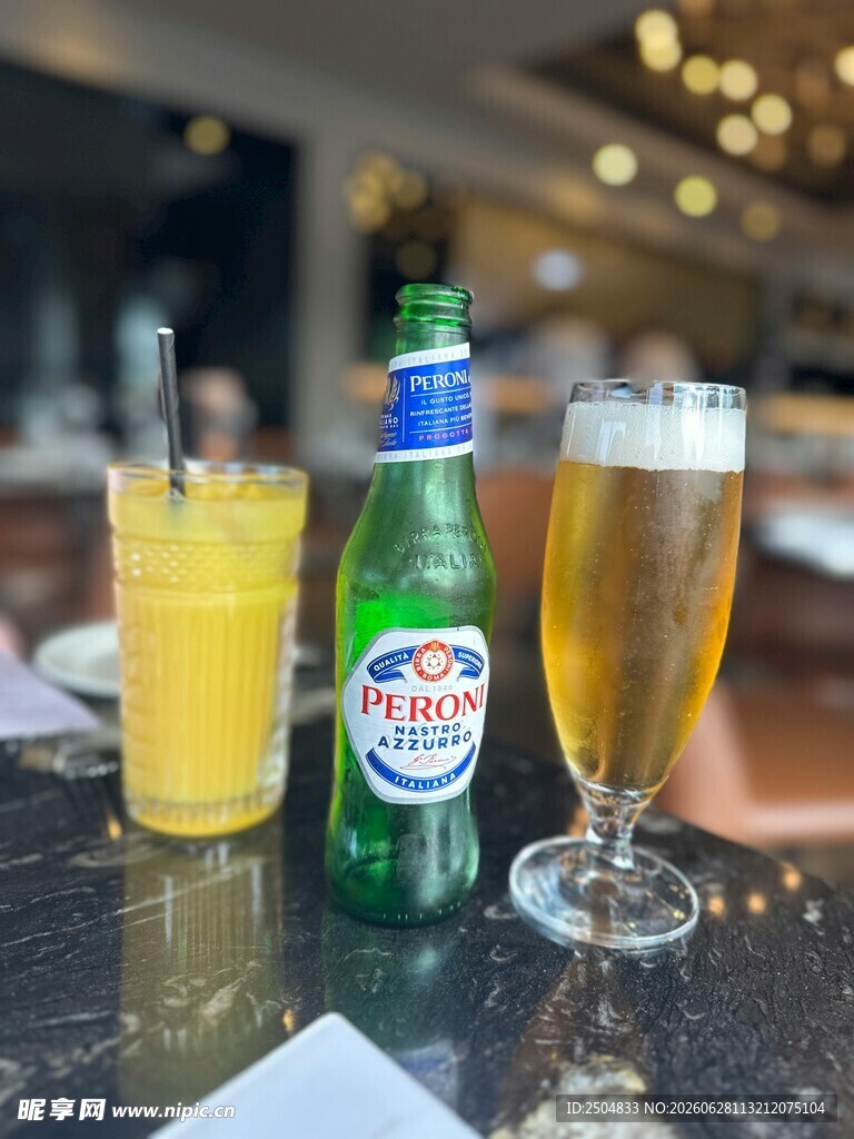 桌上的啤酒与饮品