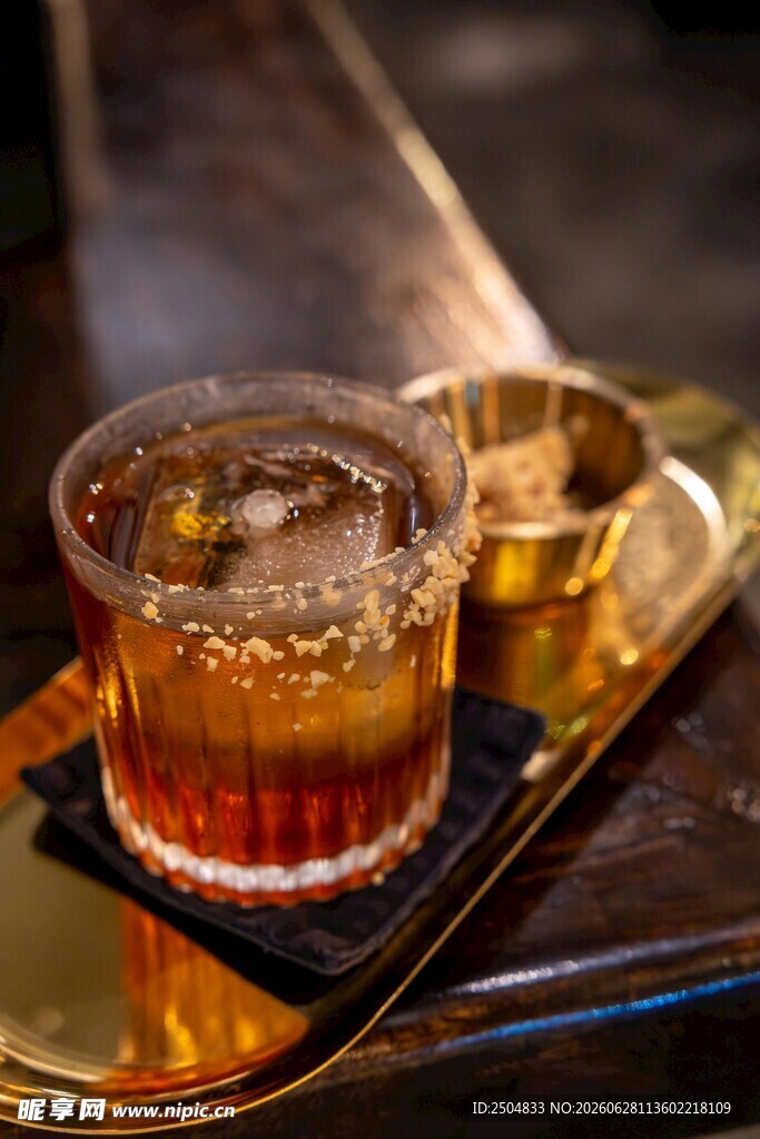 威士忌 酒杯 托盘 冰块 饮品