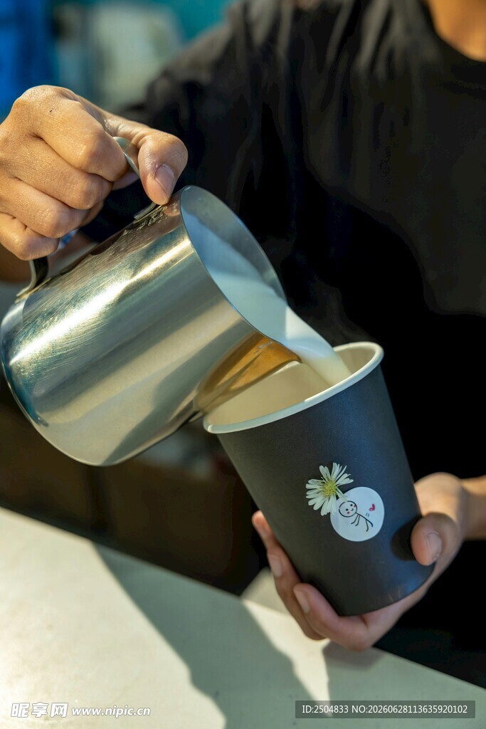 咖啡师正在倒咖啡