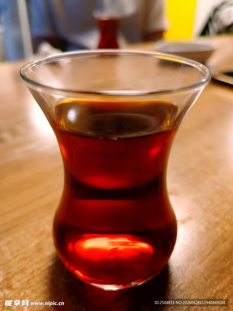 玻璃杯中深红色液体