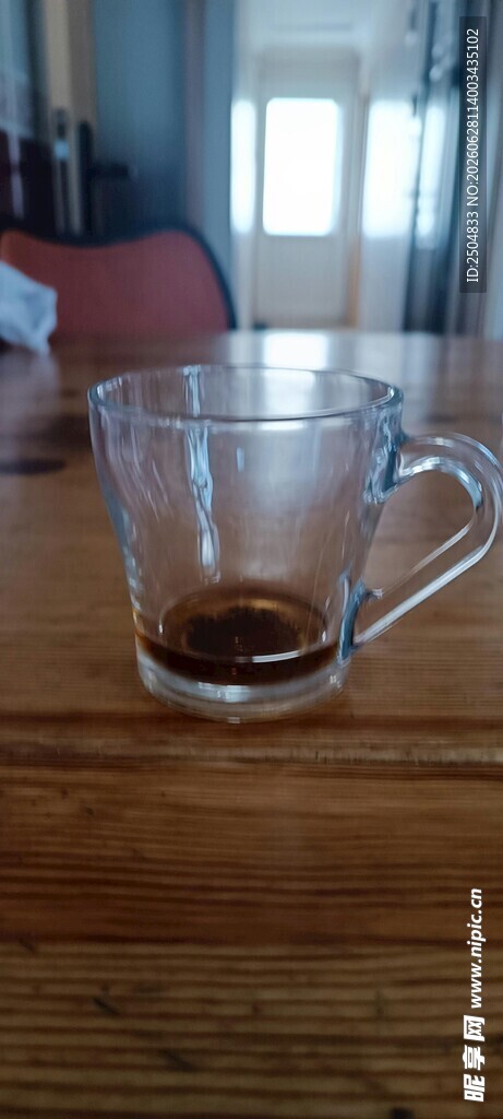 木桌上的透明咖啡杯