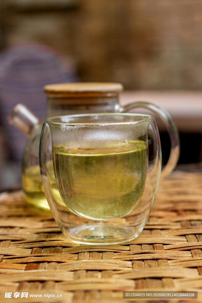 玻璃茶壶中的清透绿茶