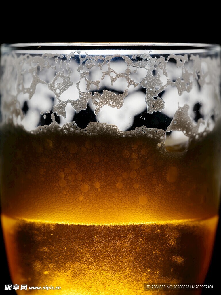 泡沫丰富的金黄啤酒