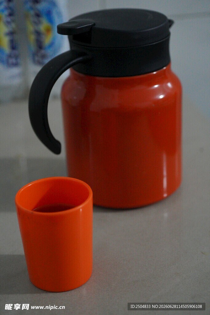 红色水壶与橙色小杯