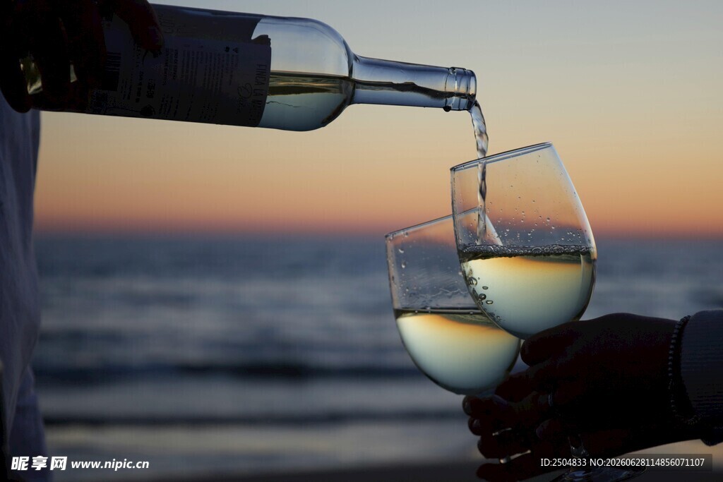 海边倒酒瞬间的惬意时刻