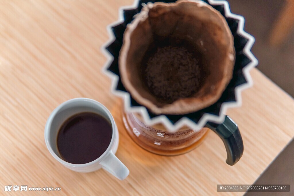 手冲咖啡与成品咖啡杯