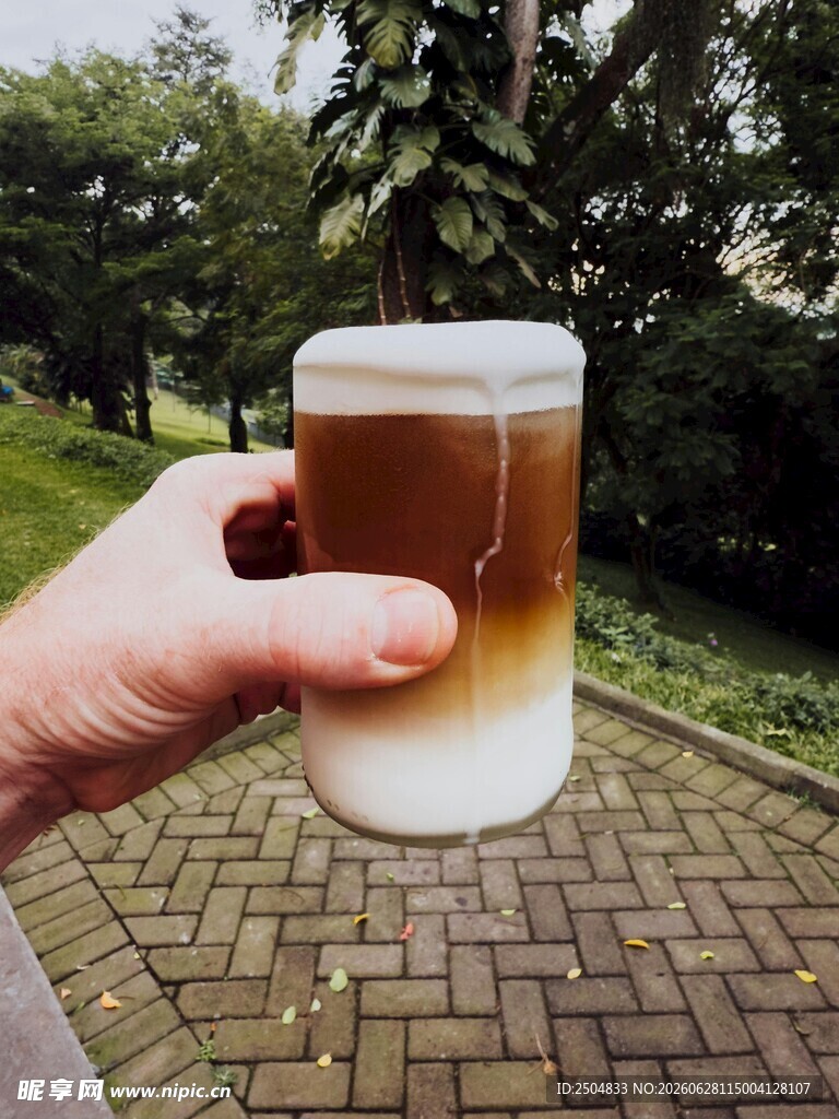 手持啤酒杯享受户外时光