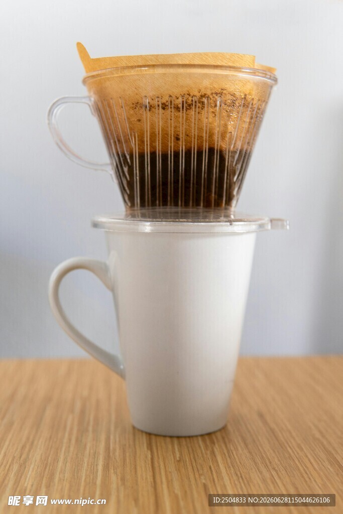 手冲咖啡倒入白色瓷杯