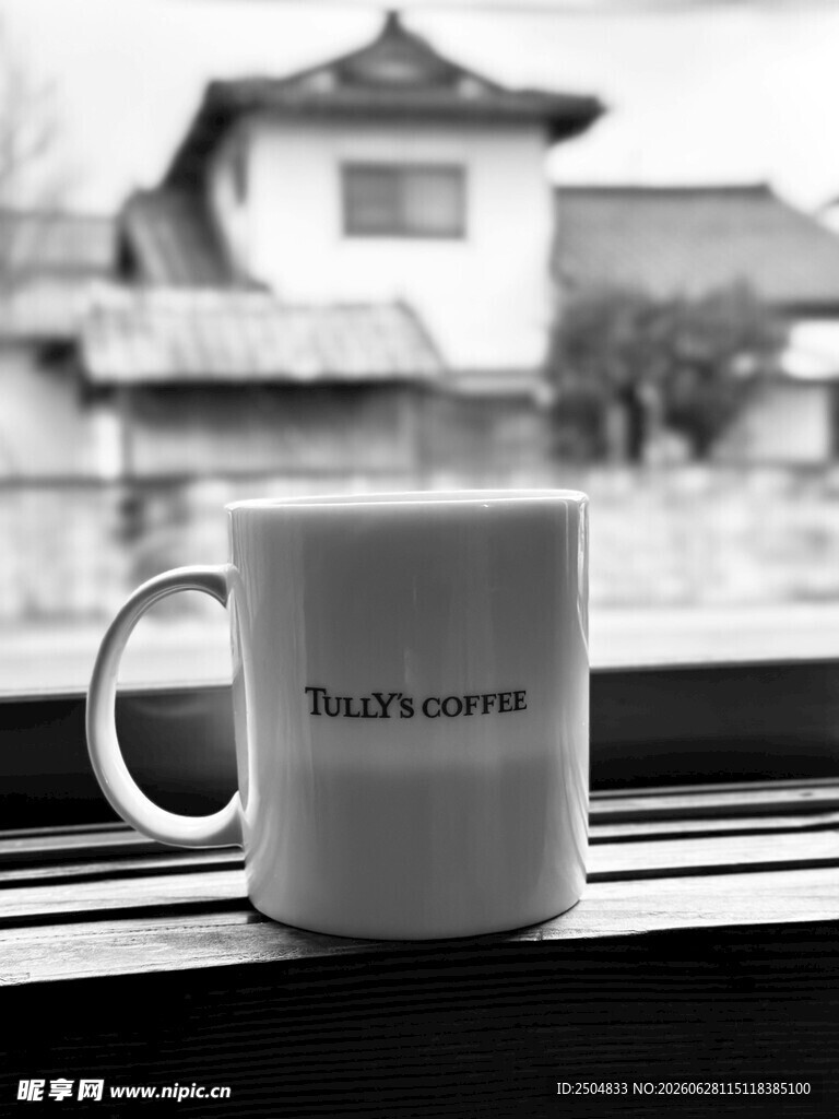 窗边白杯与中式建筑远景