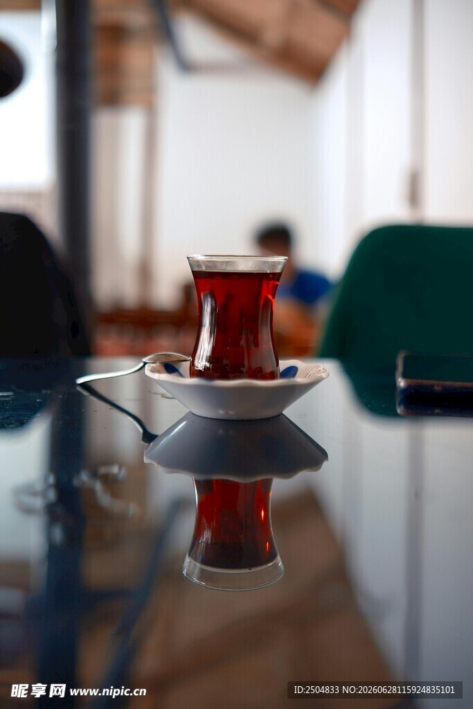 玻璃桌上的一杯红茶