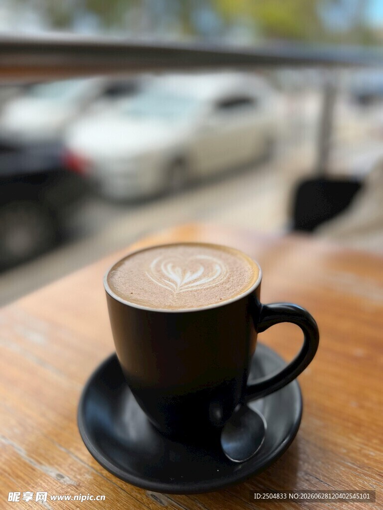 木桌上的一杯拉花咖啡