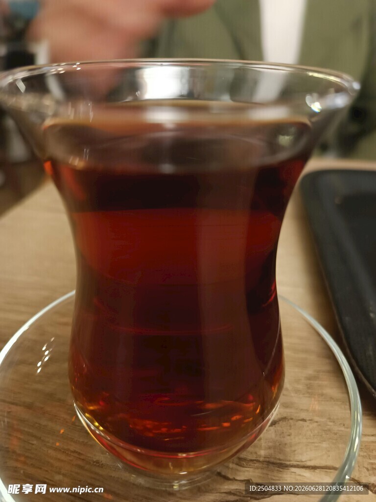 玻璃杯中深红的香醇茶饮