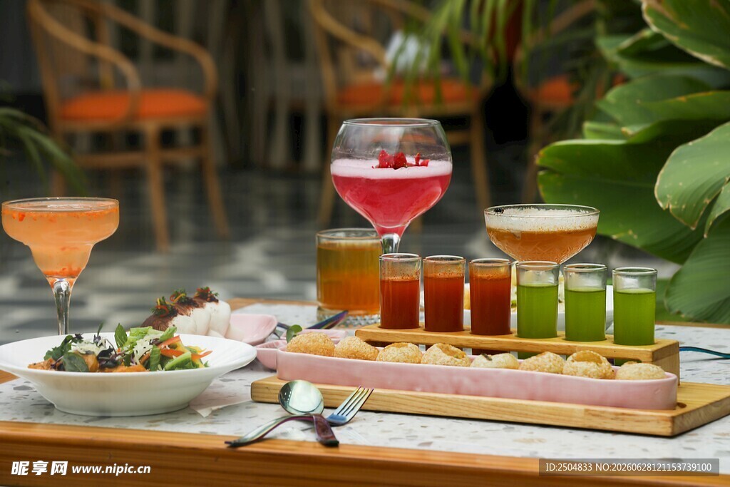 多彩鸡尾酒与精致小食