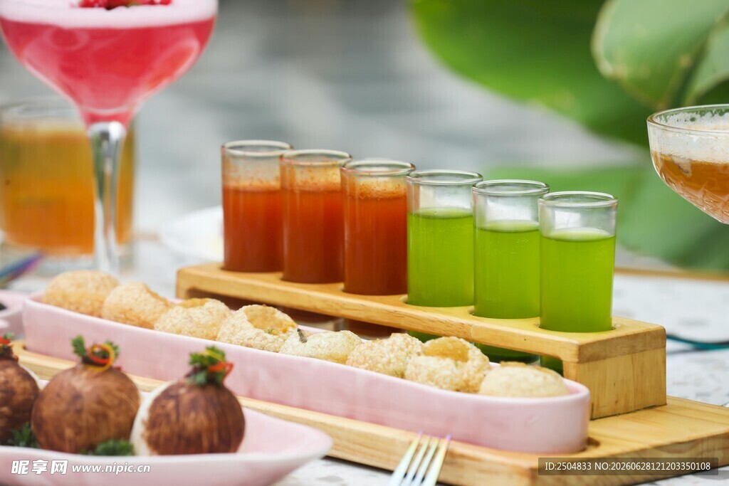 缤纷果饮与精致糕点