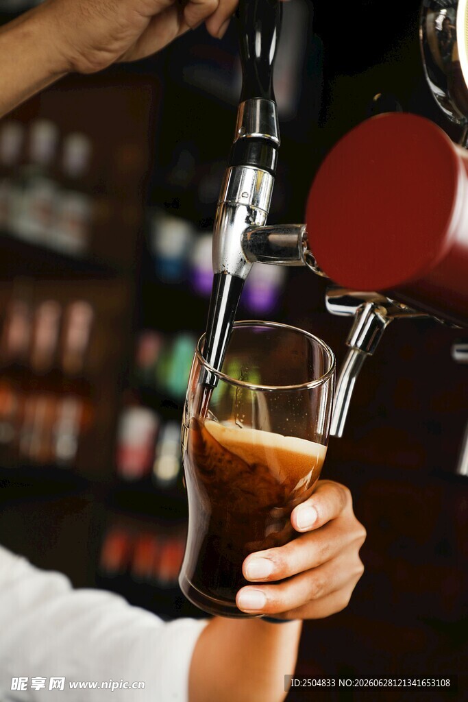 手接满溢的棕色啤酒