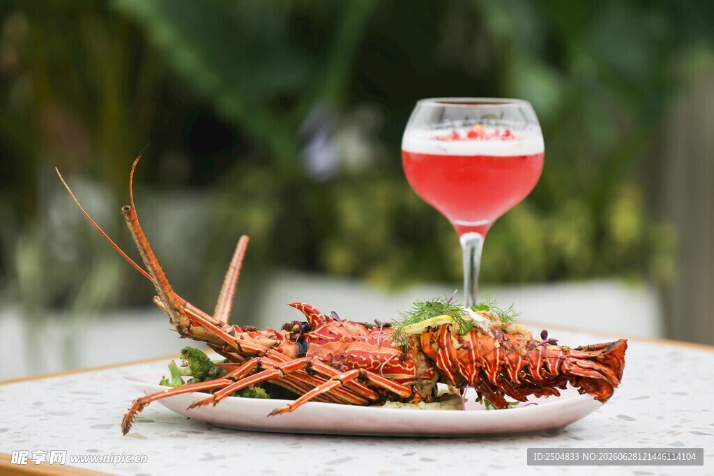 龙虾配鸡尾酒的美味组合