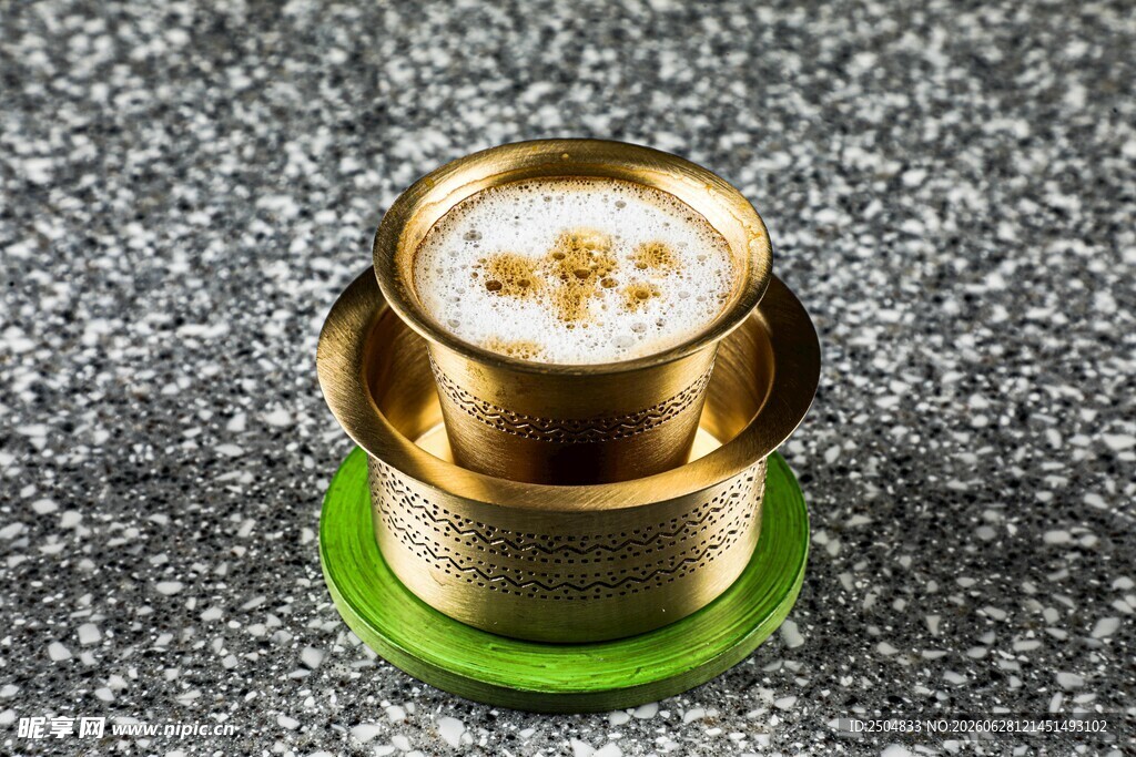 金色容器装的白色膏体