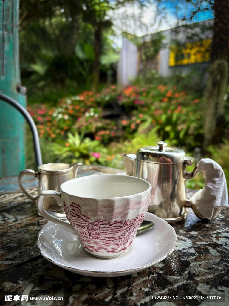花园中的精致复古茶杯