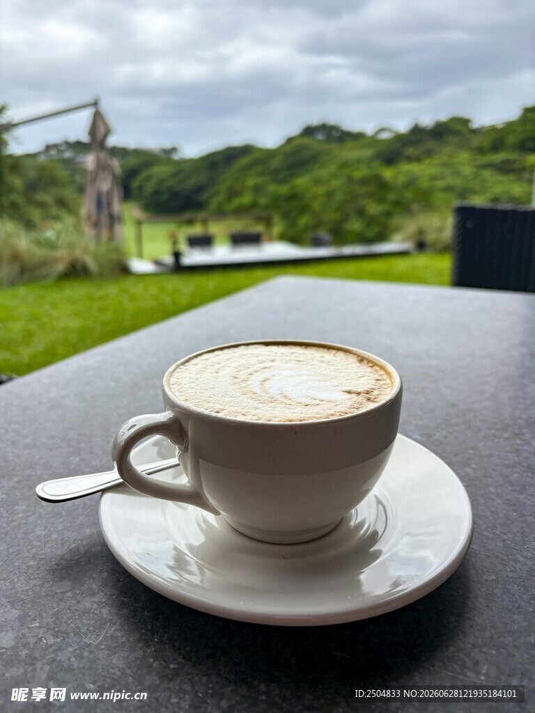 户外草坪上的一杯醇香咖啡