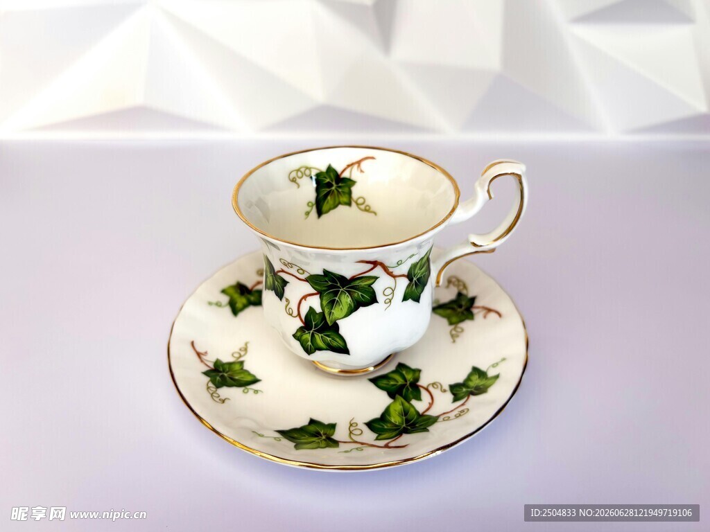 精致花卉装饰的陶瓷杯碟