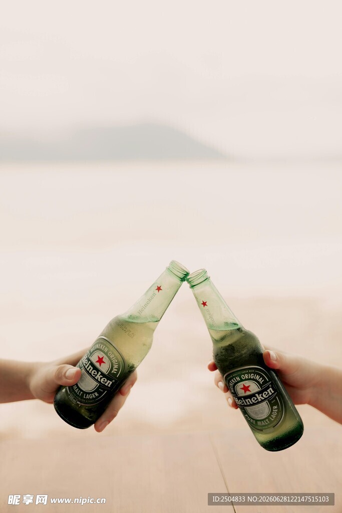 海边 举杯 啤酒 惬意 休闲 
