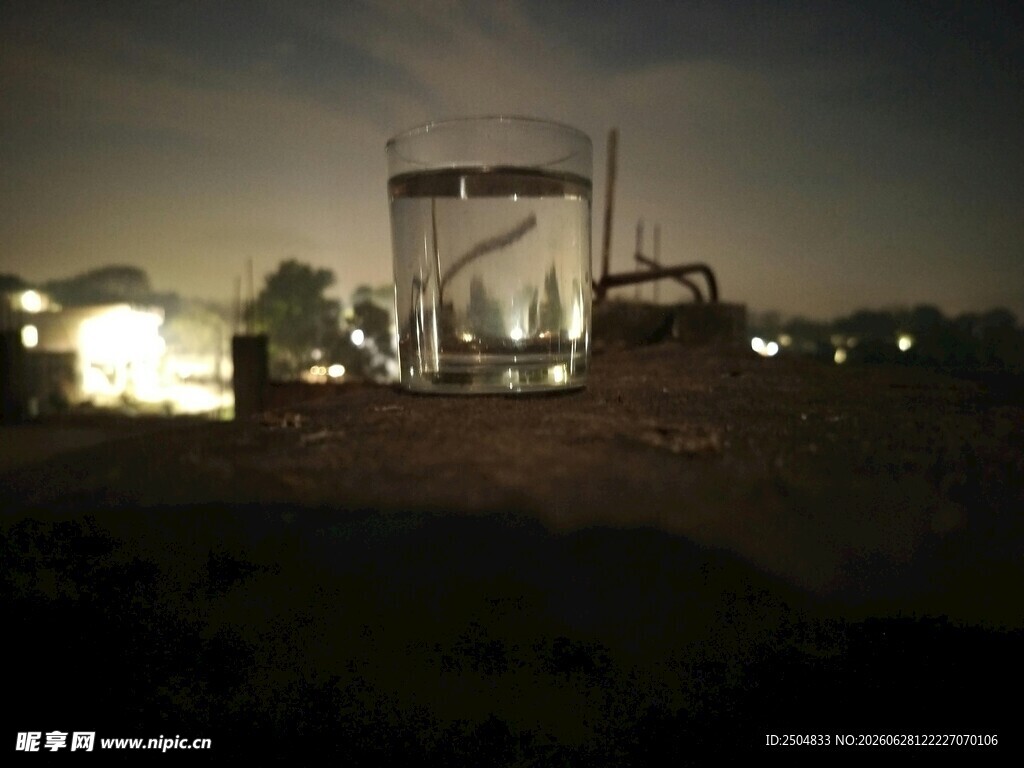 夜晚中的水塔与周边景象