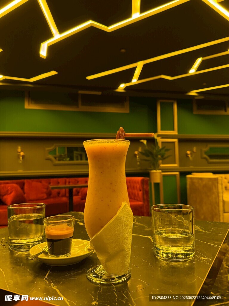 酒吧内精致的桌面布置