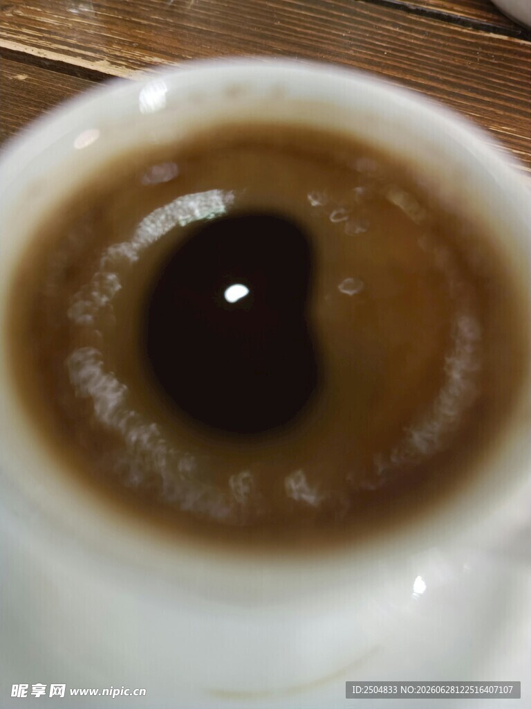 白瓷杯中的醇厚黑咖啡