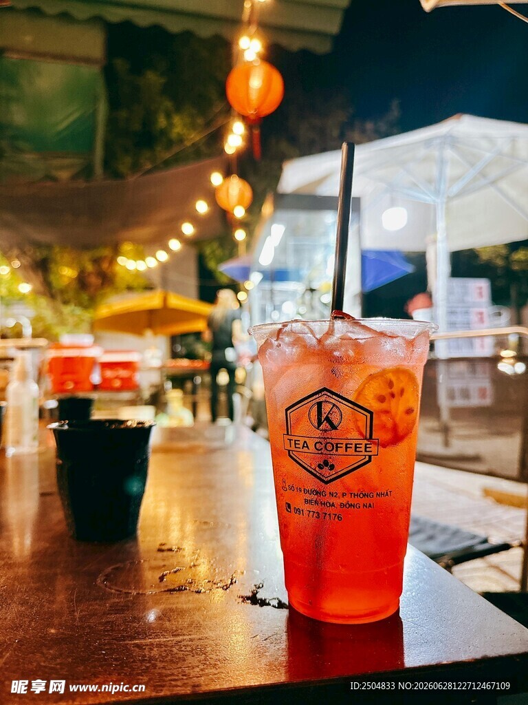 酒吧桌上的多彩饮品