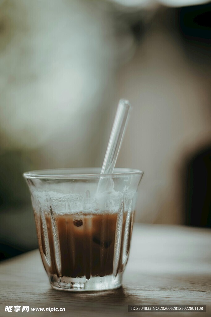 透明杯中的棕色饮品