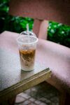 户外桌上的一杯冰咖啡