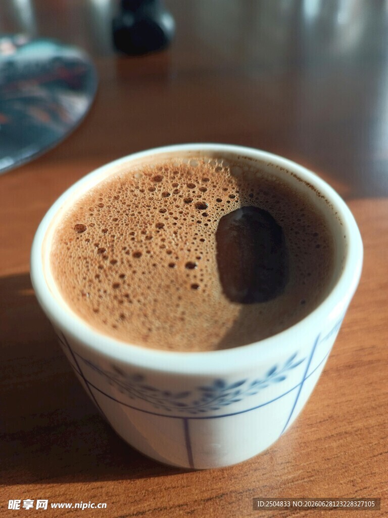 陶瓷杯中的香浓咖啡